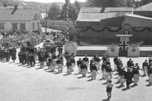 Bilde av Musikkorps marsjerer på Torget